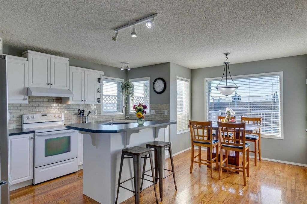 94 Somerglen Close SW, Calgary — photo 3 of 47