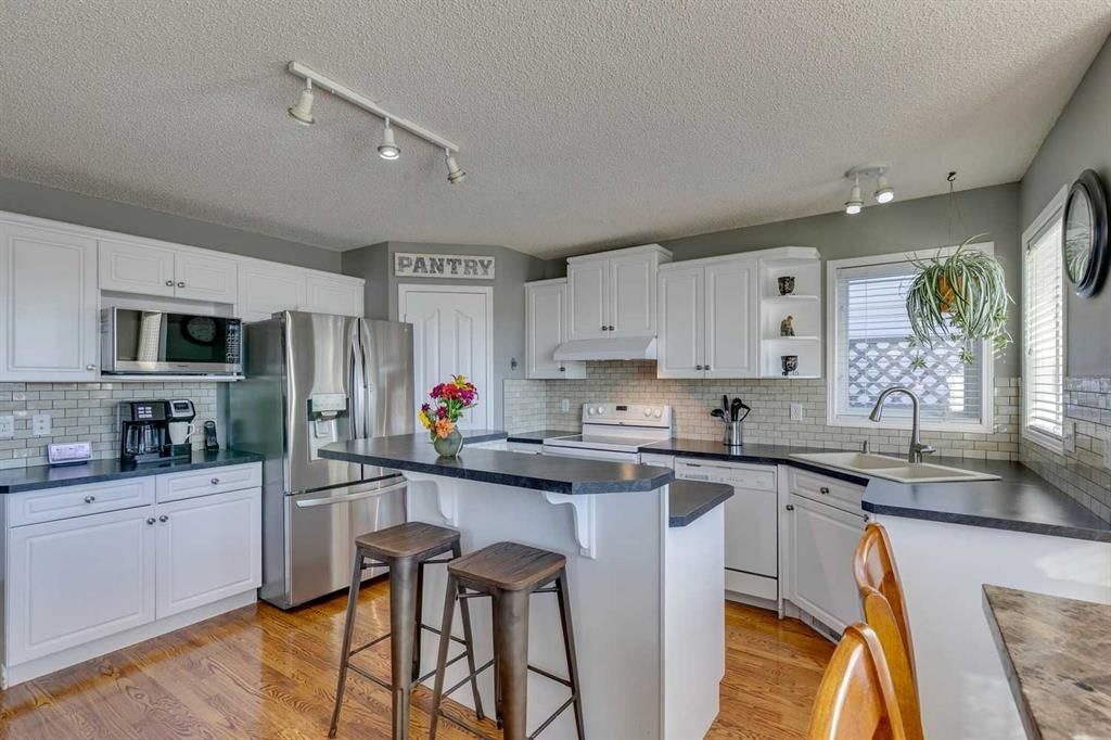 94 Somerglen Close SW, Calgary — photo 4 of 47
