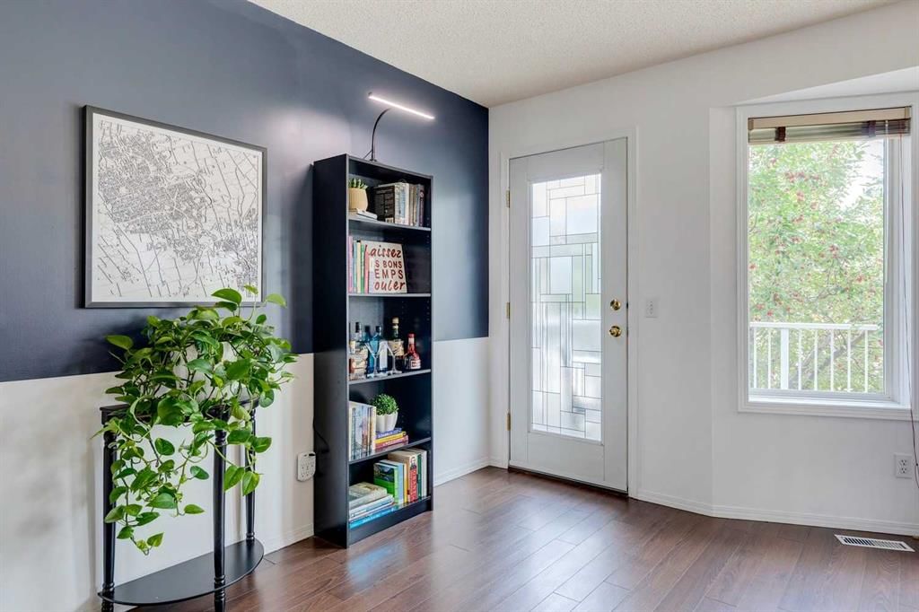 396 Regal Park NE, Calgary — photo 4 of 25