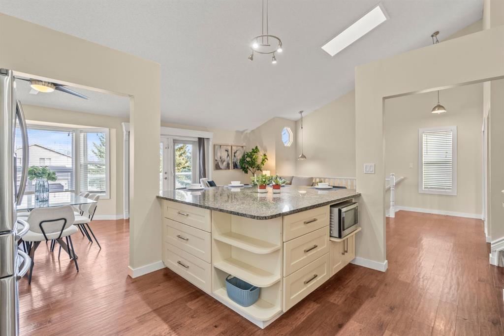 132 Deersaxon Circle SE, Calgary — photo 5 of 48