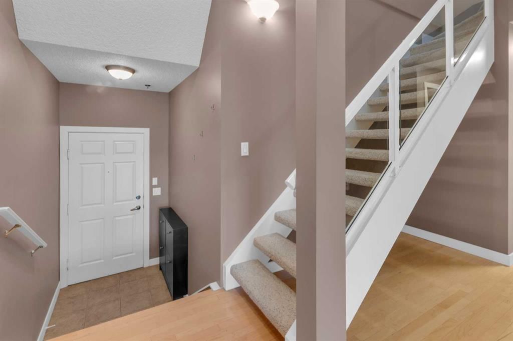 407, 3412 Parkdale Boulevard NW, Calgary — photo 2 of 38