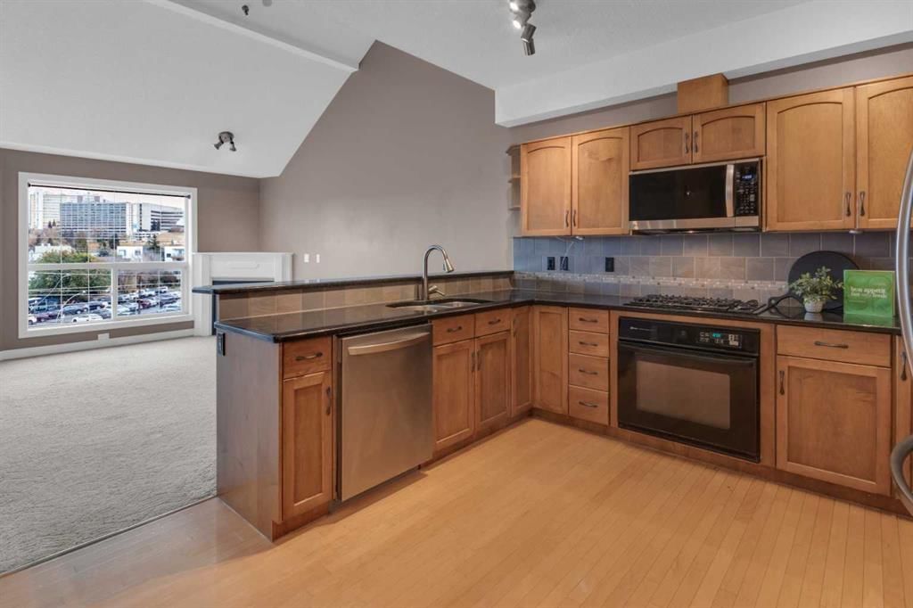 407, 3412 Parkdale Boulevard NW, Calgary — photo 3 of 38