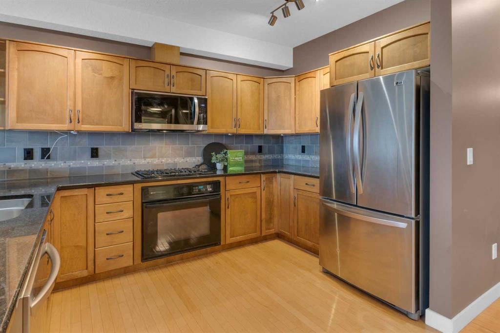407, 3412 Parkdale Boulevard NW, Calgary — photo 5 of 38