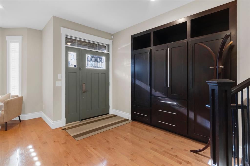 2046 49 Avenue SW, Calgary — photo 2 of 44