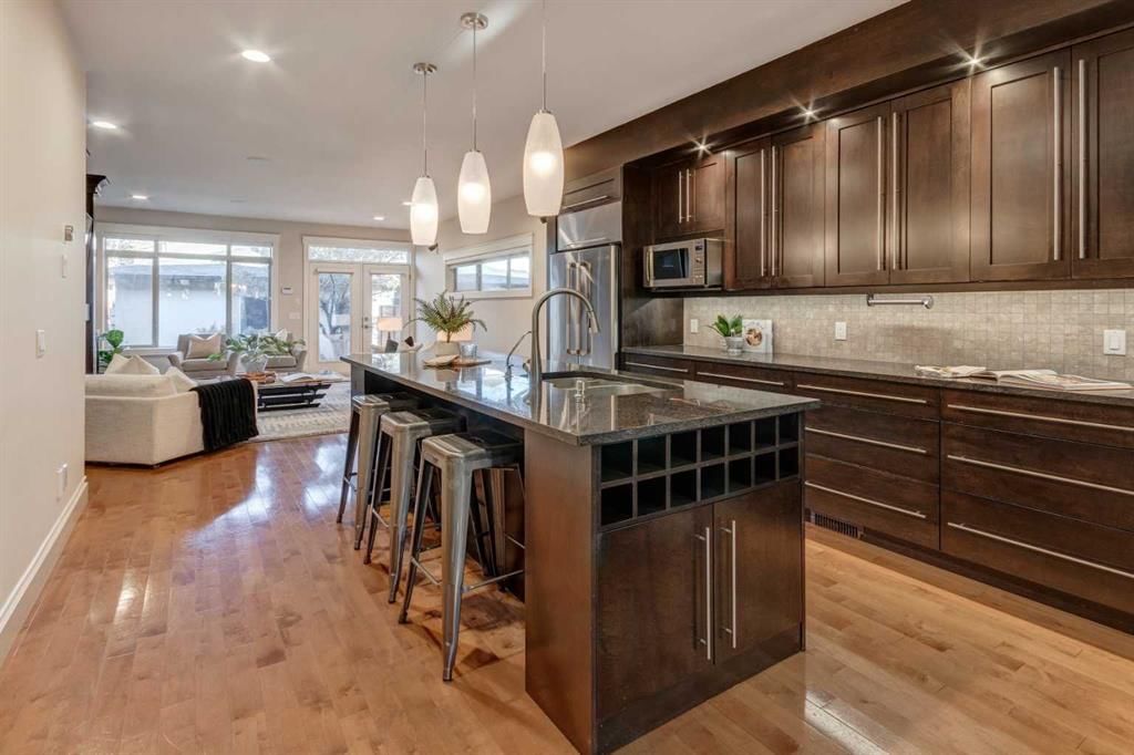 2046 49 Avenue SW, Calgary — photo 5 of 44