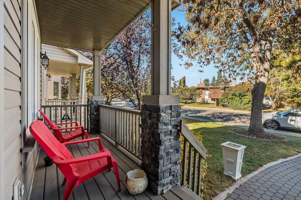 417 53 Avenue SW, Calgary — photo 4 of 35