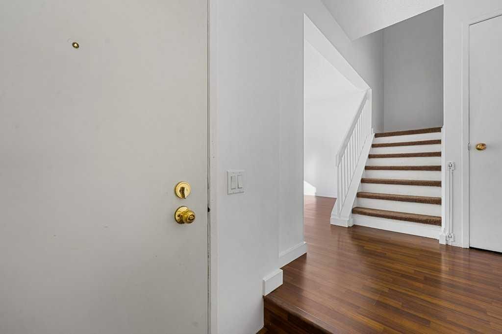 130 Pineset Place NE, Calgary — photo 4 of 41