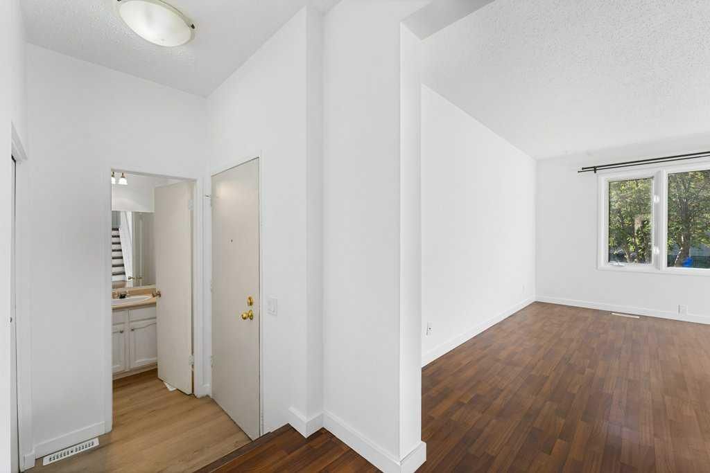 130 Pineset Place NE, Calgary — photo 5 of 41