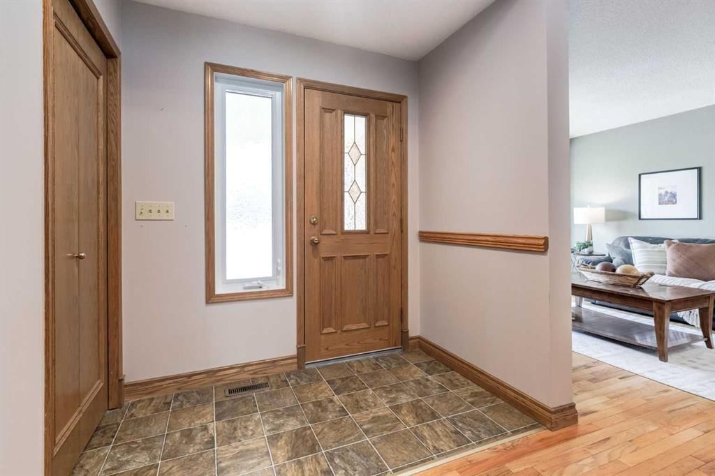 39 Canterbury Court SW, Calgary — photo 3 of 50