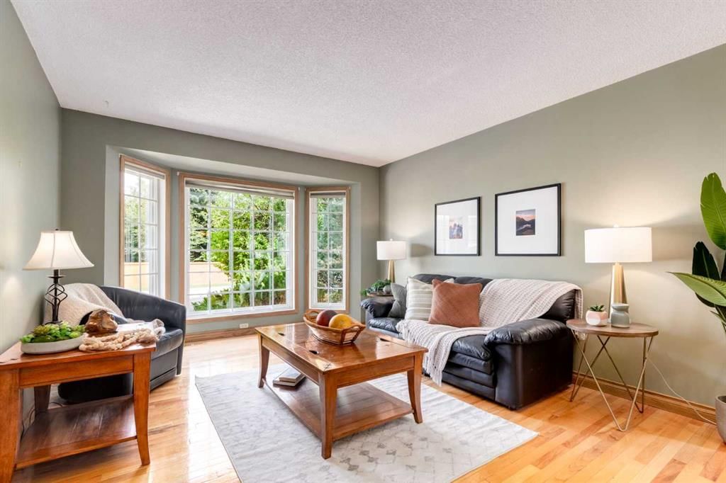 39 Canterbury Court SW, Calgary — photo 4 of 50