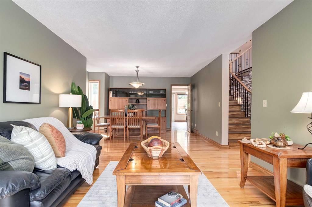 39 Canterbury Court SW, Calgary — photo 5 of 50