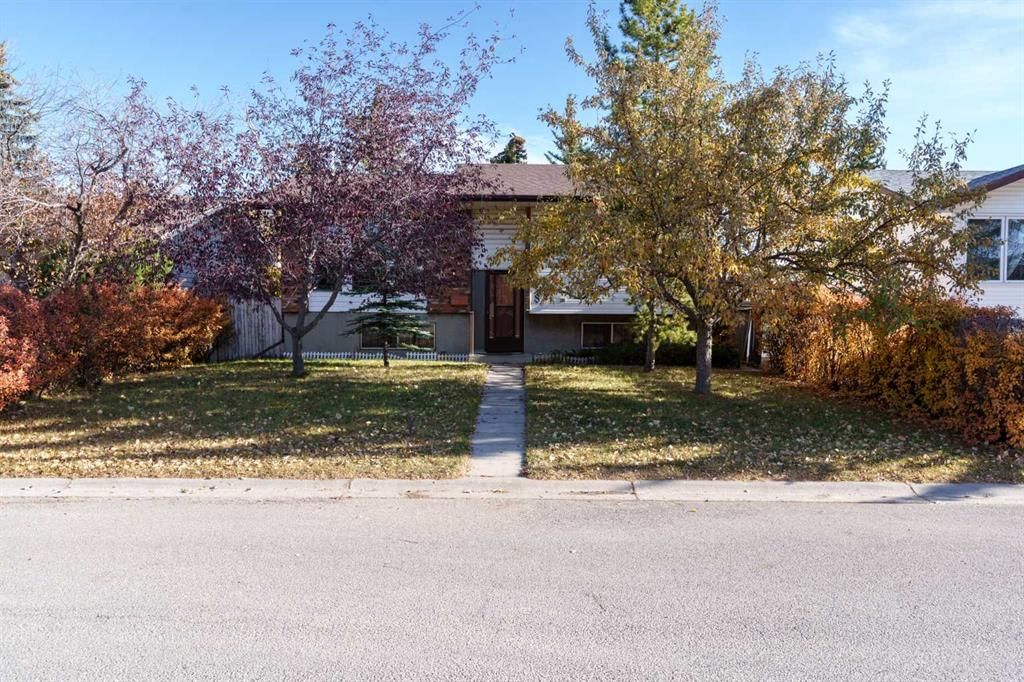 8 Ranchlands Crescent NW, Calgary — photo 3 of 32