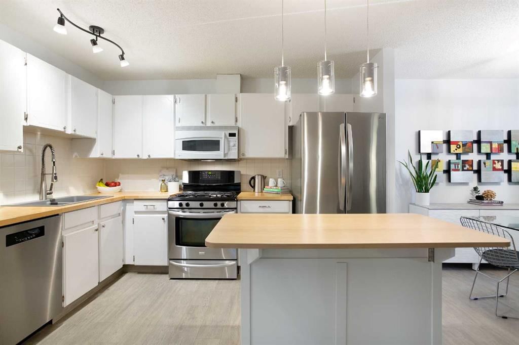 5248 19 Avenue NW, Calgary — photo 5 of 33