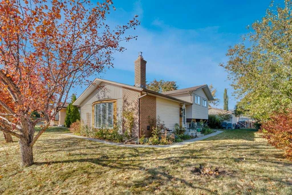 543 Maidstone Drive NE, Calgary — photo 2 of 44