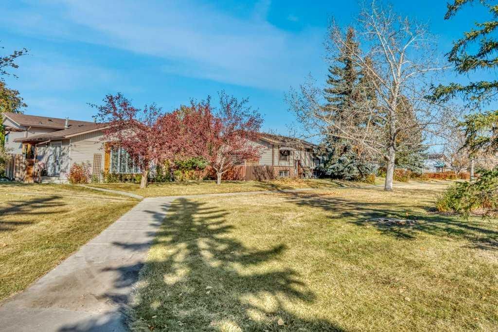 543 Maidstone Drive NE, Calgary — photo 3 of 44