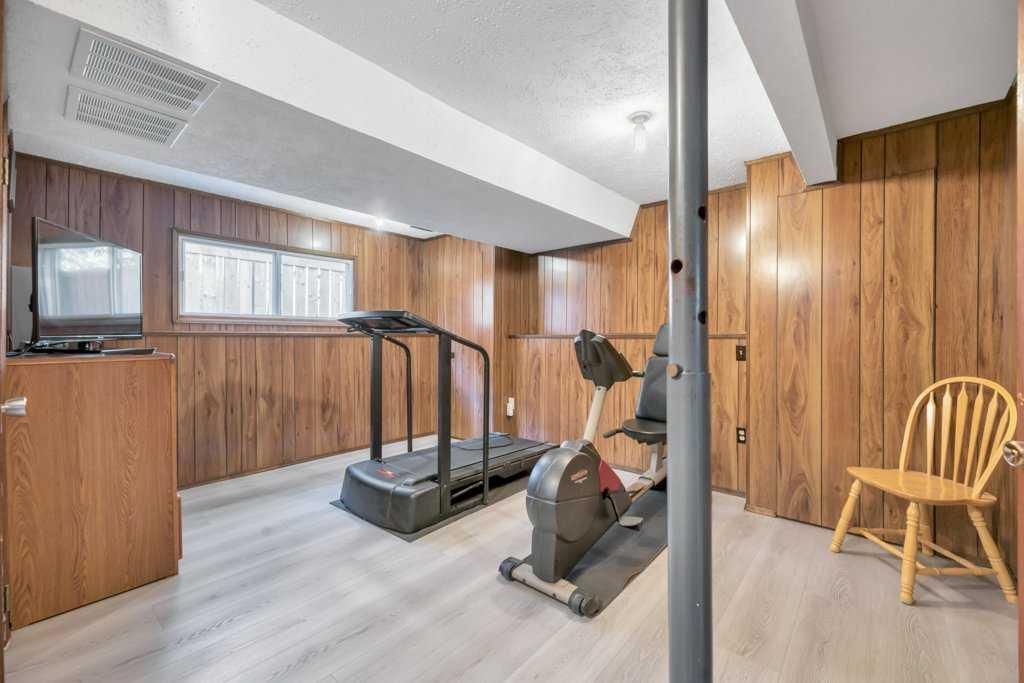 543 Maidstone Drive NE, Calgary — photo 4 of 44