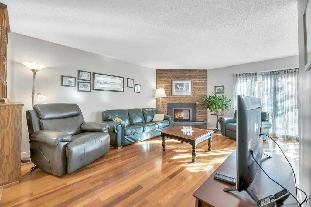 543 Maidstone Drive NE, Calgary — photo 5 of 44