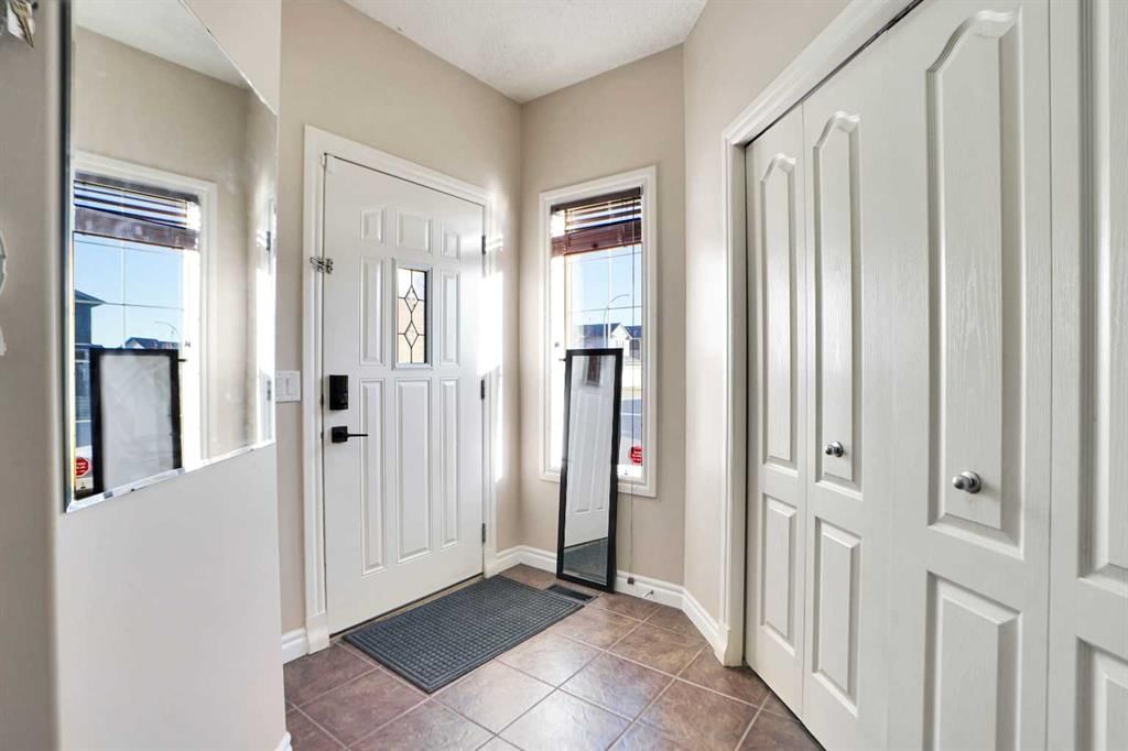3 Saddleland Crescent NE, Calgary — photo 4 of 49