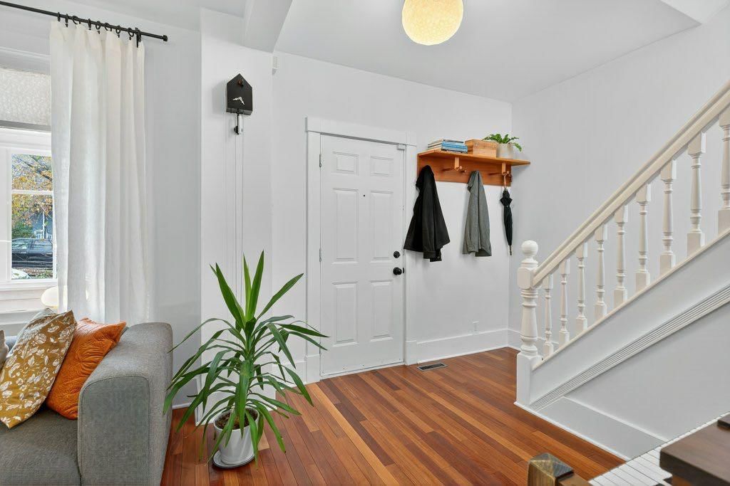 907 20 Avenue SE, Calgary — photo 3 of 43