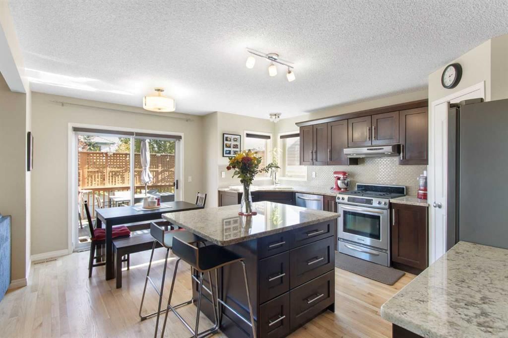 38 Spring Crescent SW, Calgary — photo 3 of 38