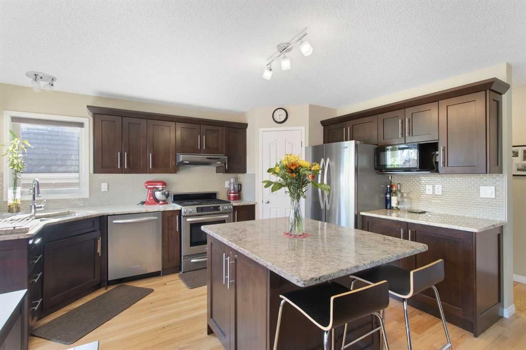 38 Spring Crescent SW, Calgary — photo 4 of 38