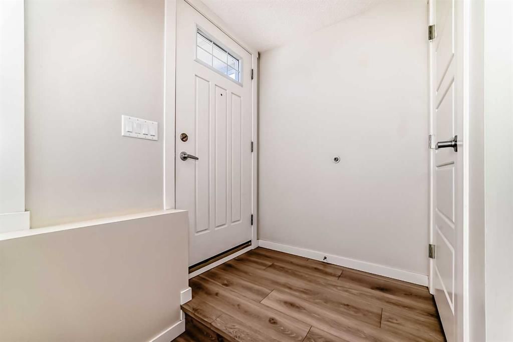 109 Cranbrook Square SE, Calgary — photo 5 of 33