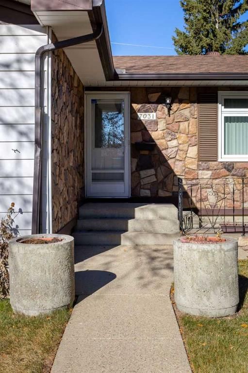 7031 Hunterbow Crescent NW, Calgary — photo 5 of 40