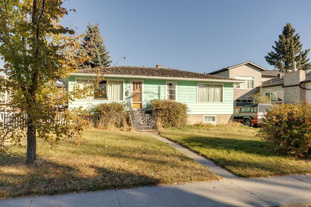 2108 Halifax Crescent NW, Calgary — main listing photo
