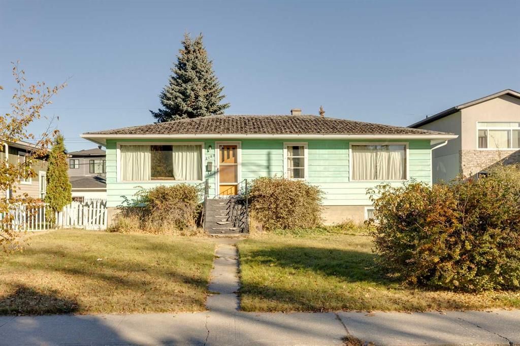2108 Halifax Crescent NW, Calgary — photo 2 of 5