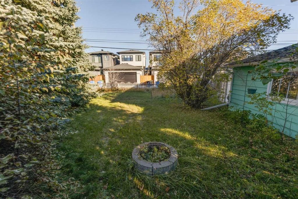 2108 Halifax Crescent NW, Calgary — photo 3 of 5
