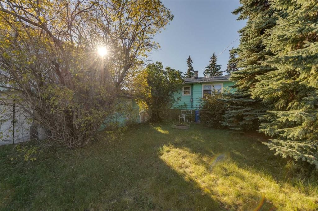 2108 Halifax Crescent NW, Calgary — photo 4 of 5