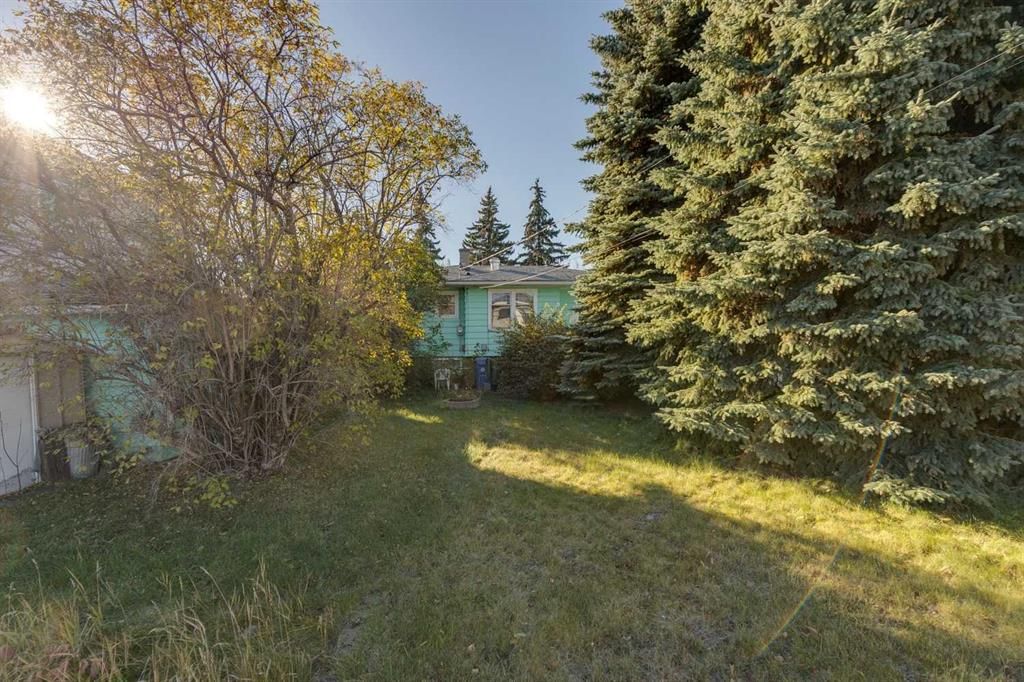 2108 Halifax Crescent NW, Calgary — photo 5 of 5