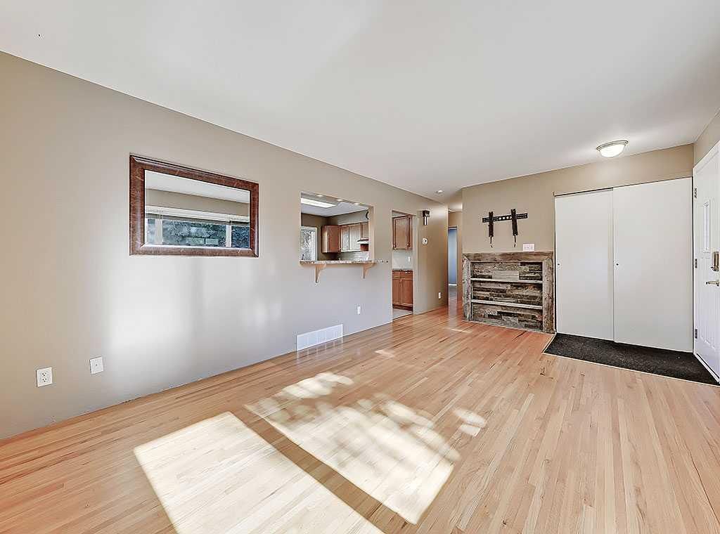 134 Hanover Road SW, Calgary — photo 5 of 36