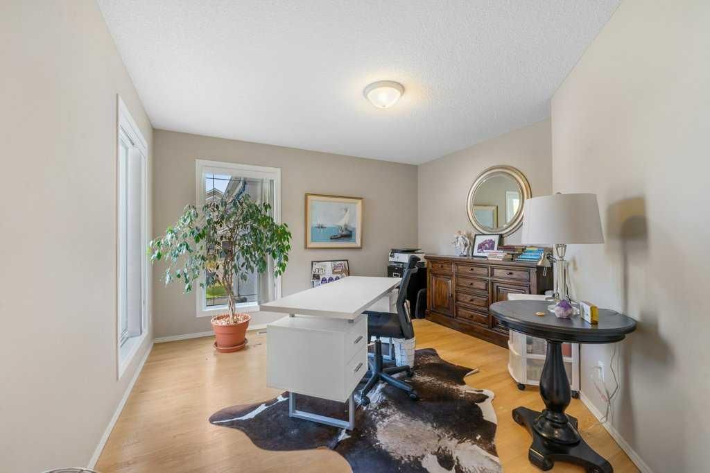 23 Valley Ponds Way NW, Calgary — photo 4 of 38