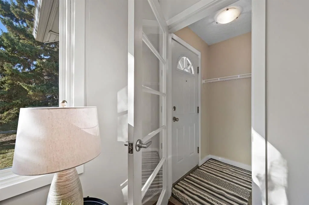 571 Killarney Glen Court SW, Calgary — photo 5 of 38
