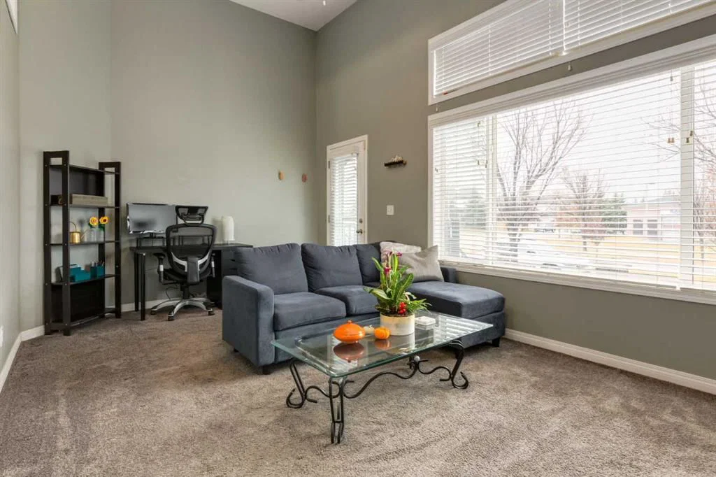 105 Everhollow Heights SW, Calgary — photo 3 of 31