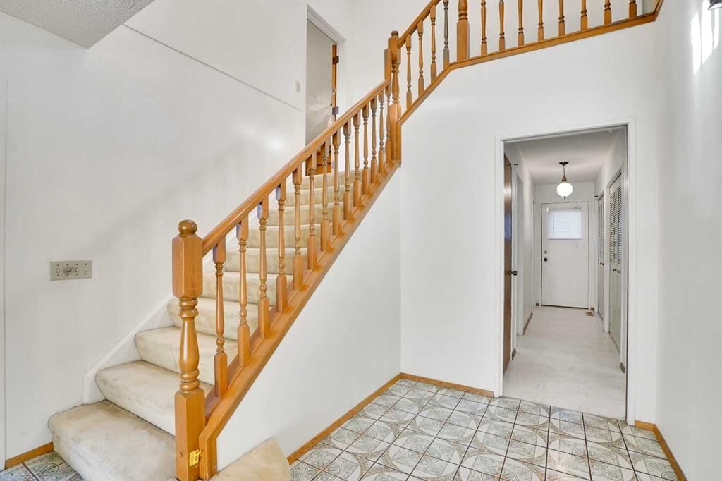 1040 Edgemont Road NW, Calgary — photo 2 of 50