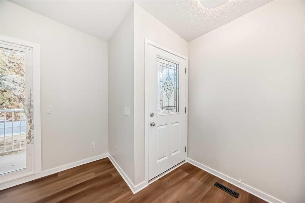 6525 58 Street NW, Calgary — photo 5 of 39