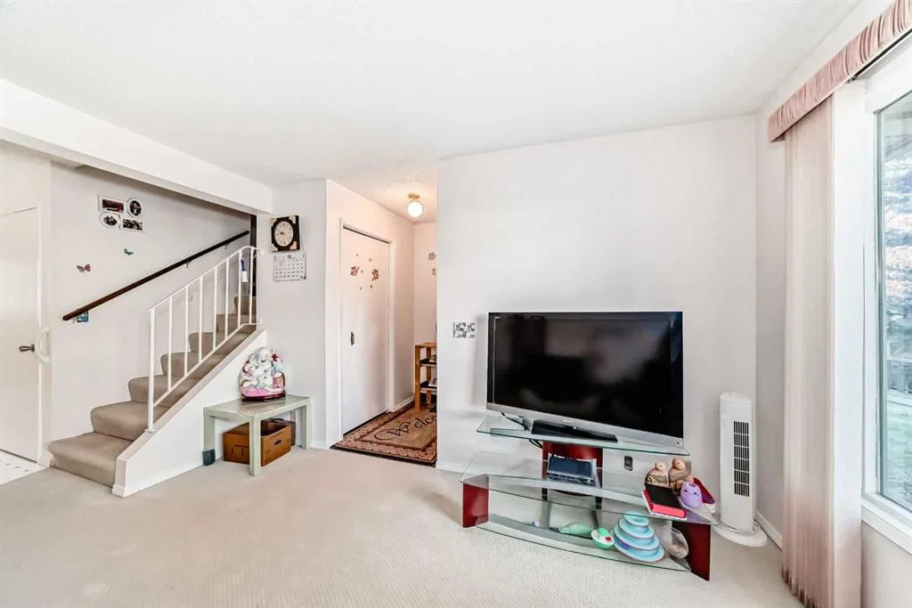 49, 380 Bermuda Drive NW, Calgary — photo 3 of 36