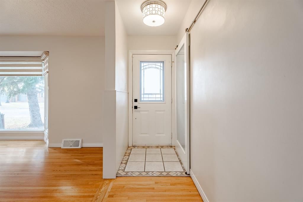 1040 18 Street NE, Calgary — photo 4 of 38