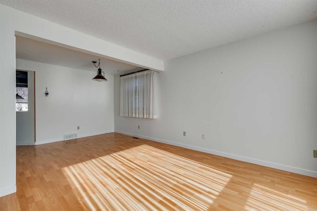 76 Woodstock Road SW, Calgary — photo 5 of 30
