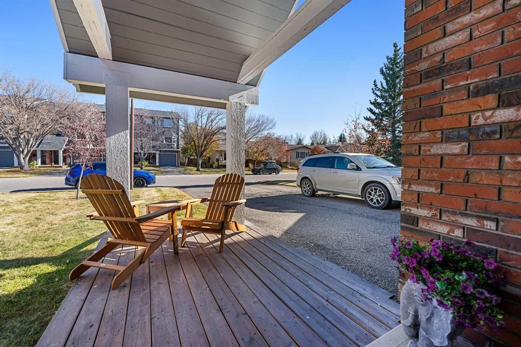 151 Woodglen Grove SW, Calgary — photo 3 of 47