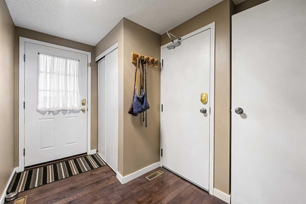 151 Woodglen Grove SW, Calgary — photo 4 of 47
