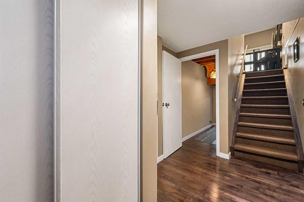 151 Woodglen Grove SW, Calgary — photo 5 of 47