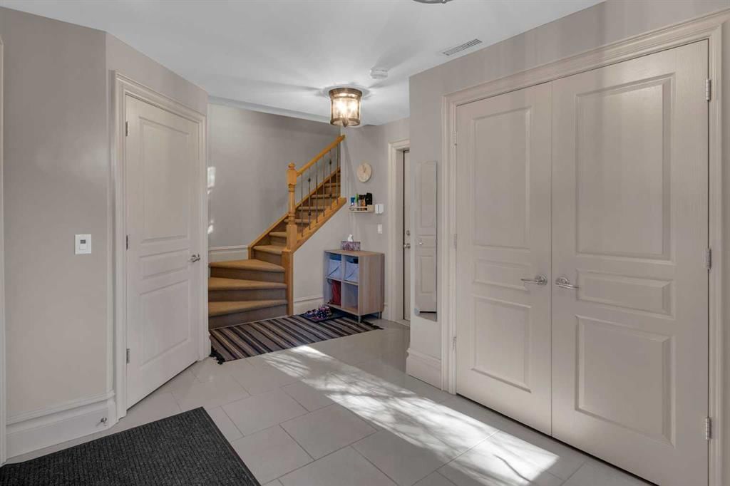 1946 29 Street SW, Calgary — photo 5 of 35