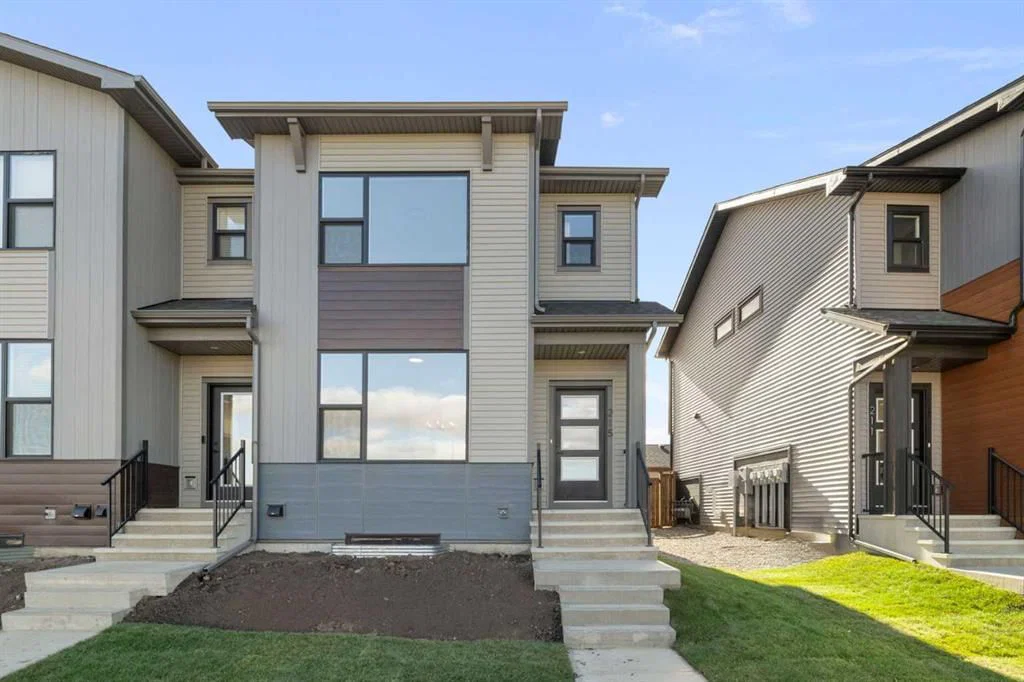 215 Belvedere Avenue SE, Calgary — photo 2 of 37