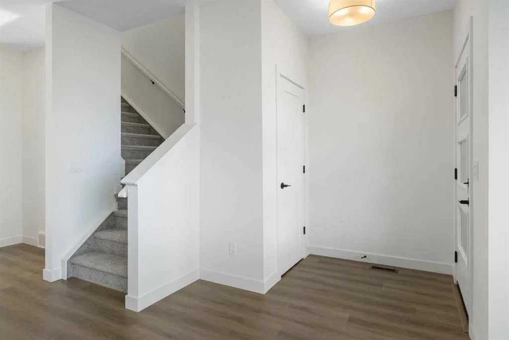 215 Belvedere Avenue SE, Calgary — photo 3 of 37