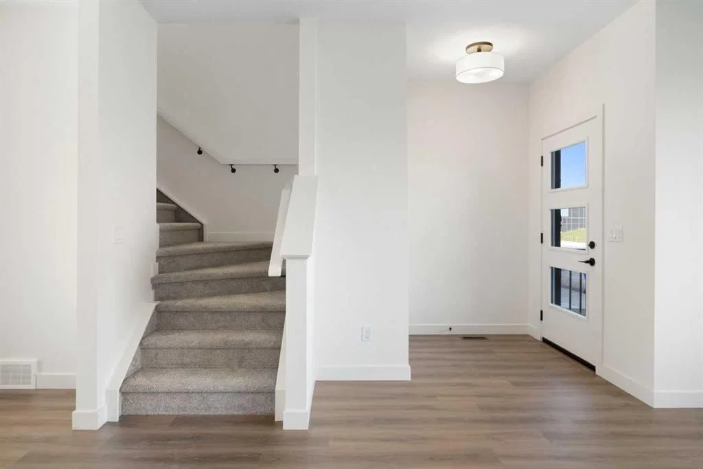 215 Belvedere Avenue SE, Calgary — photo 4 of 37