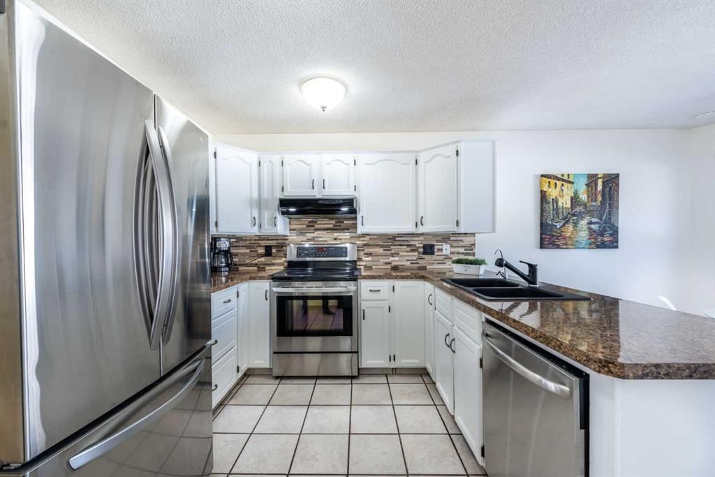 251 Douglas Woods Drive SE, Calgary — photo 5 of 38