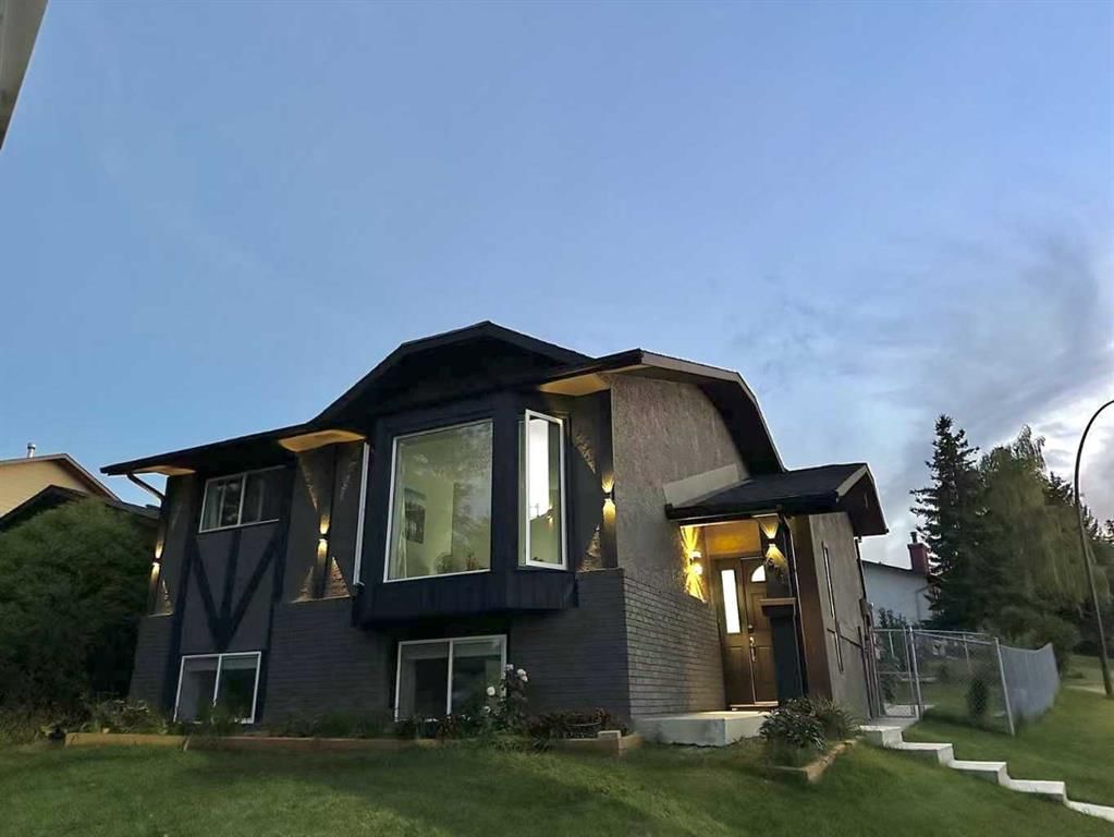 1371 BERKLEY Drive NW, Calgary — photo 2 of 29
